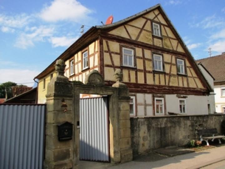 Anwesen mit Nebengebäuden
